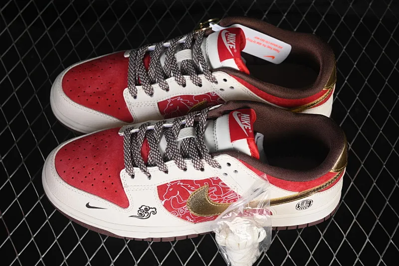 All categories Nk SB Dunk Series Nk SB Dunk Low High-end customized low-top sneakers Nike SB Dunk Low Limited to the Year of the Horse Red, white and gold contrast colors High-end customized low-top casual sneakers DN3168-025